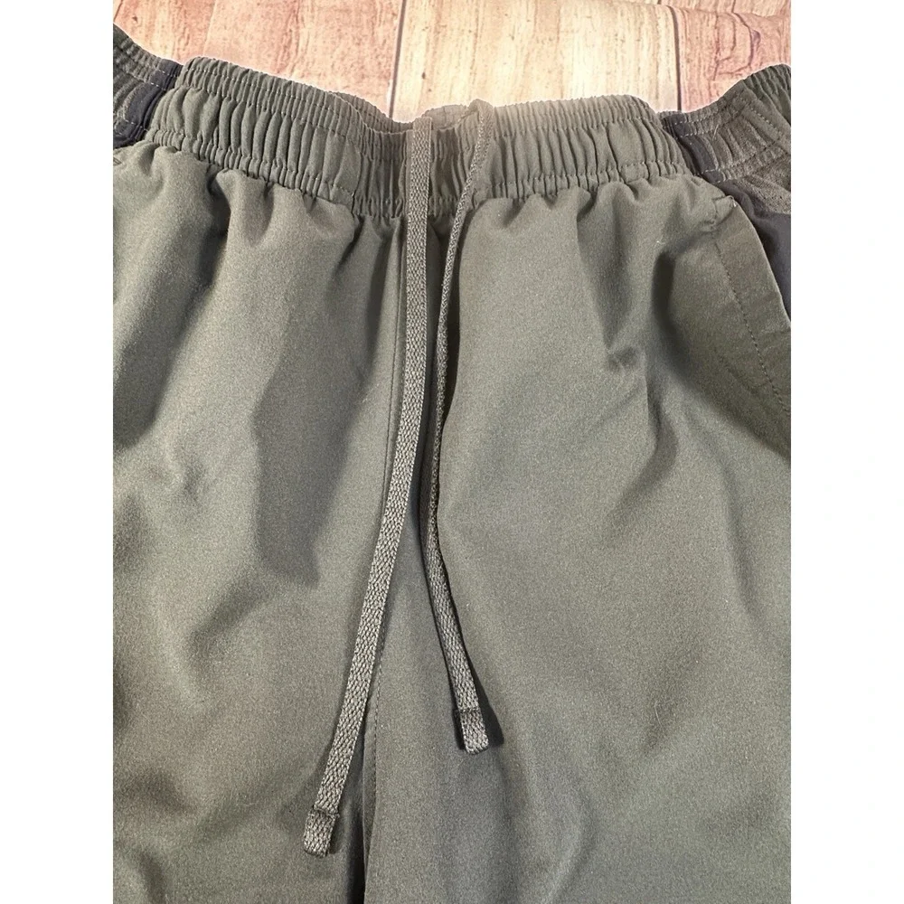 Under Armour Men Athletic Shorts Army Green MEDIUM Drawstring 26 x 6 Lined